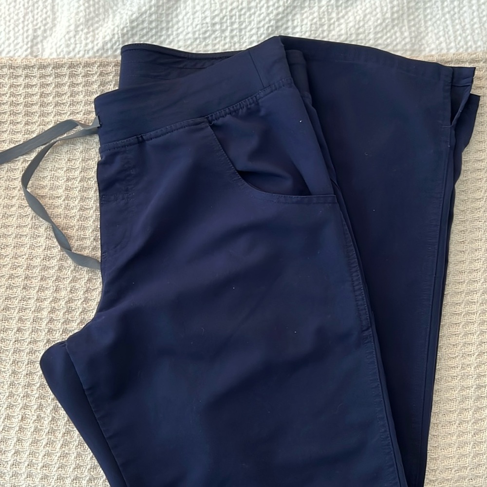 FIGS medium navy Kade bottoms
